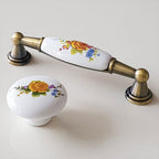 Puxador Metal Bronze Antigo e Porcelana Branca Floral 96mm - C1549
