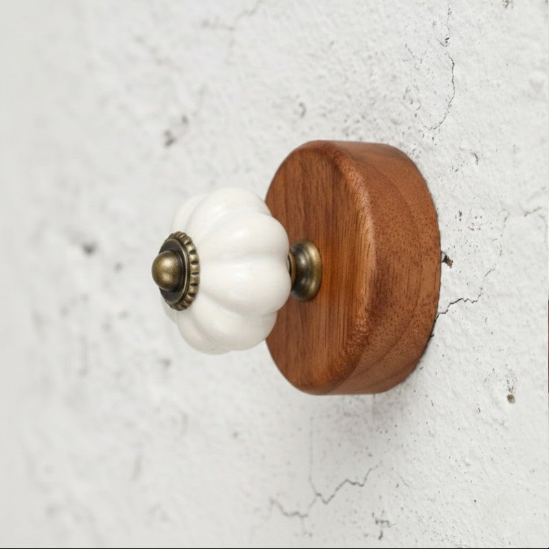 Gancho Parede Base Madeira e Porcelana Branco - C4081