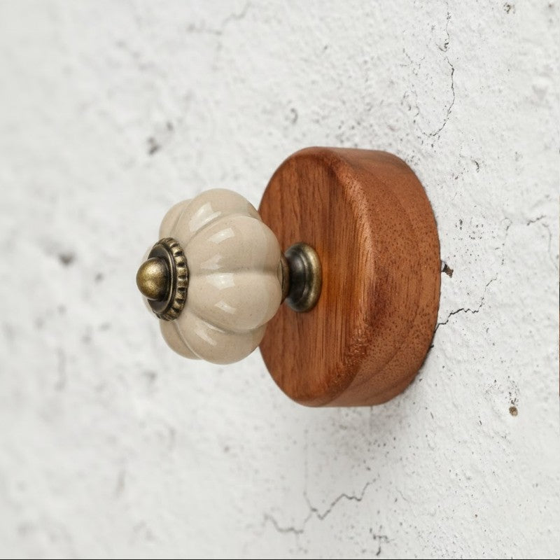 Gancho Parede Base Madeira e Porcelana Areia - C4083