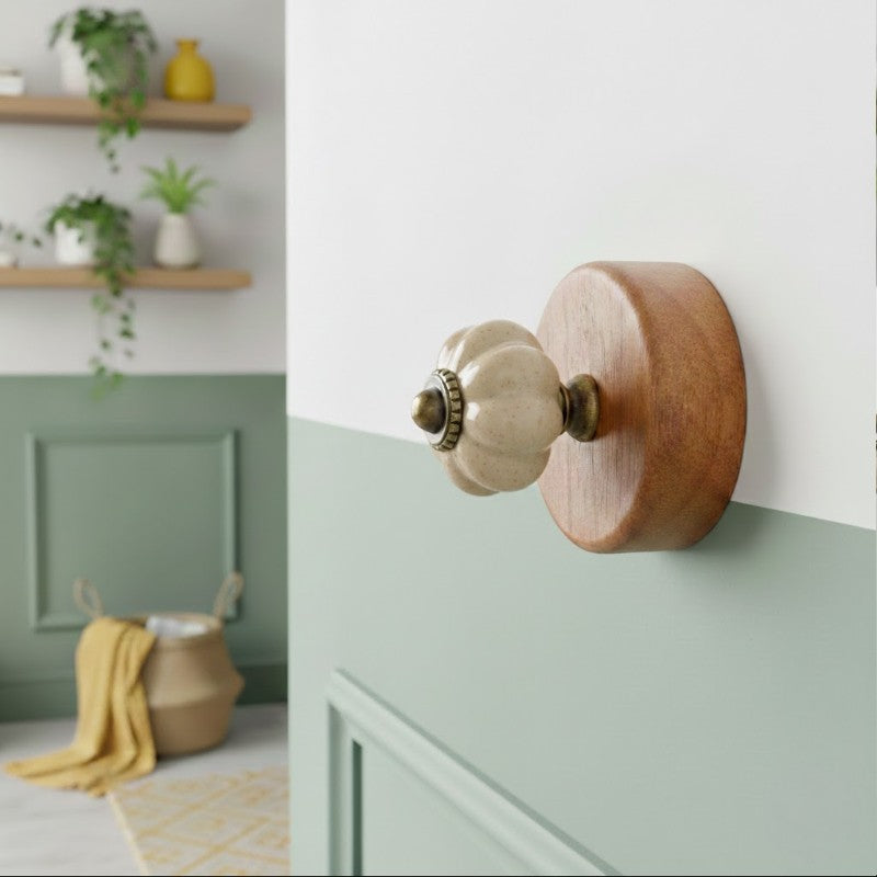 Gancho Parede Base Madeira e Porcelana Areia - C4083