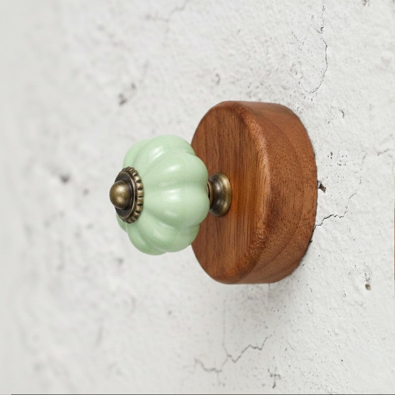 Gancho Parede Base Madeira e Porcelana Verde Claro - C4084