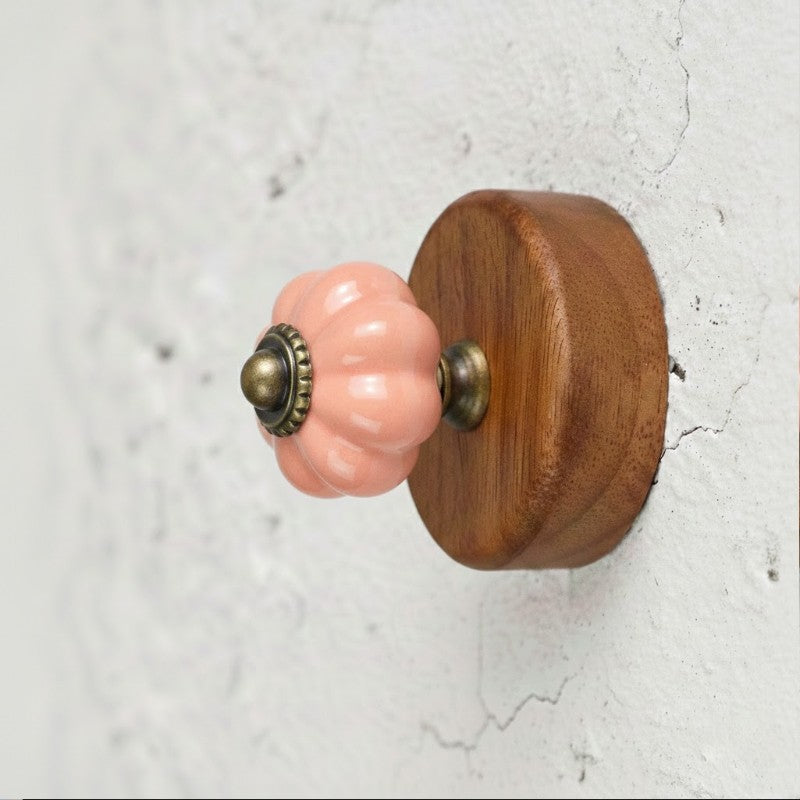 Gancho Parede Base Madeira e Porcelana Rosa - C4086