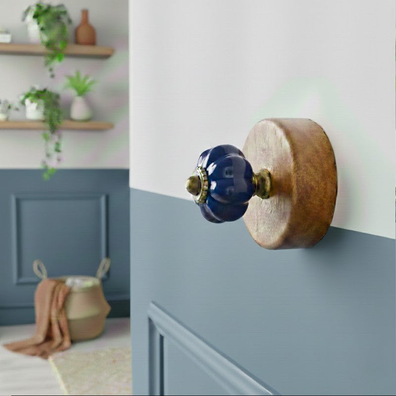 Gancho Parede Base Madeira e Porcelana Azul Escuro - C4088