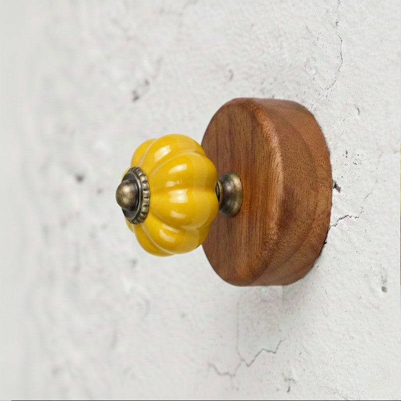 Gancho Parede Base Madeira e Porcelana Amarelo - C4089