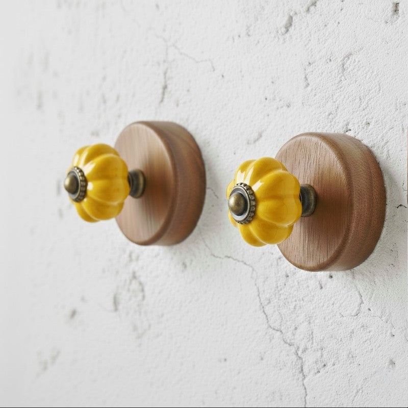 Gancho Parede Base Madeira e Porcelana Amarelo - C4089