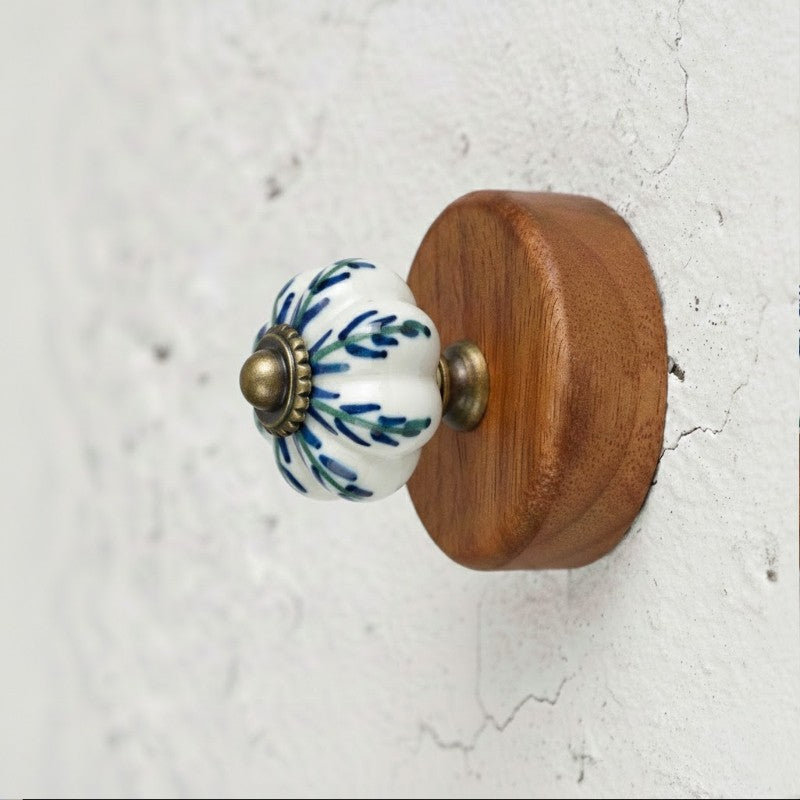 Gancho Parede Base Madeira e Porcelana Branca - C4091