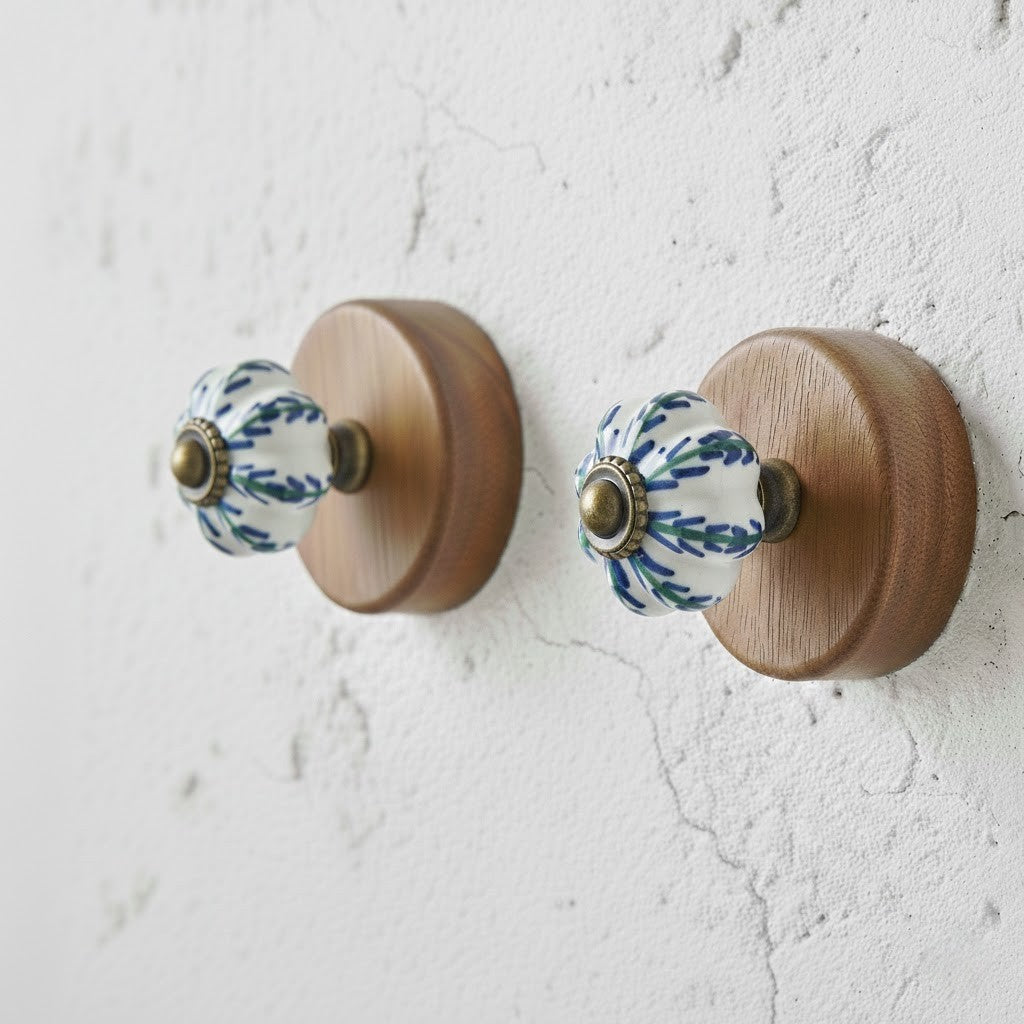 Gancho Parede Base Madeira e Porcelana Branca - C4091